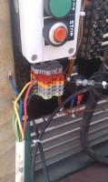 Клеммная колодка на генераторе для подключения сигнального кабеля АВР
