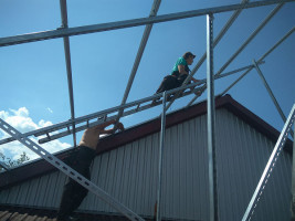 В продолжение крыши еще сделаем конструкцию, для оптимального количества панелей в поле